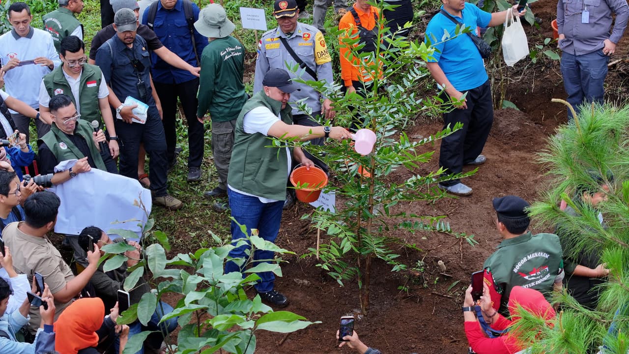 Bupati Bogor, Rudy Susmanto saat melakukan penanaman pohon. Pemkab Bogor telah menanam 45 ribu pohon dalam program Satu Hektare Satu Hutan Kota. 