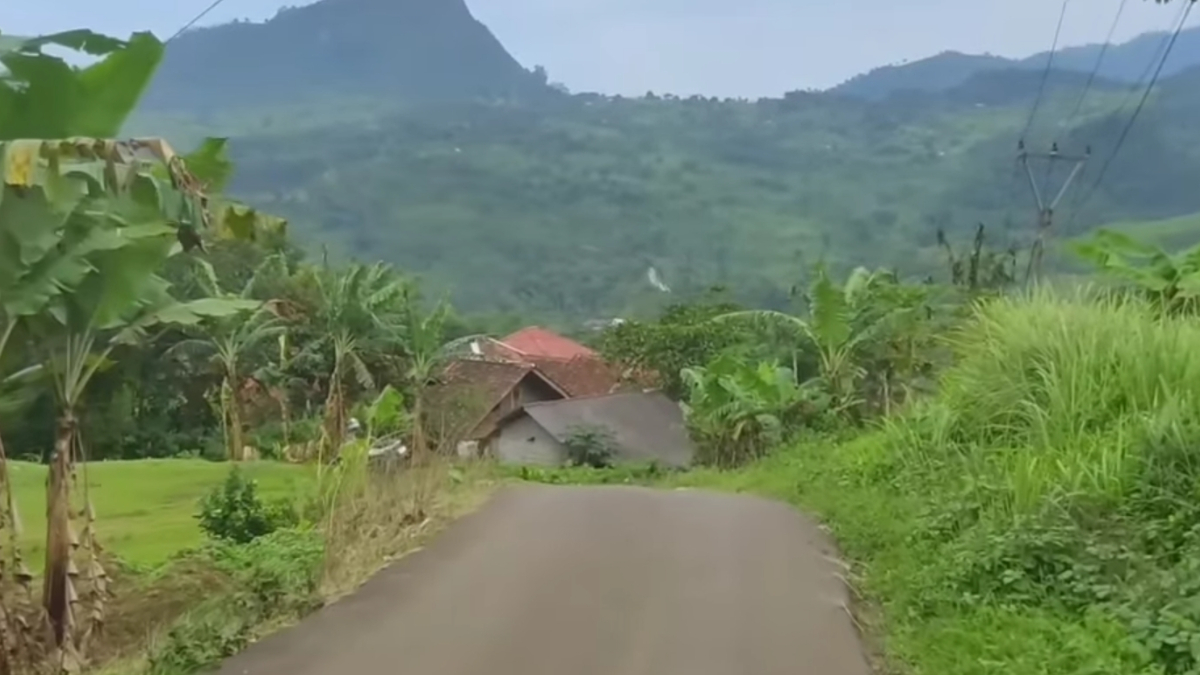 View Gunung Batu di Desa Sukaharja