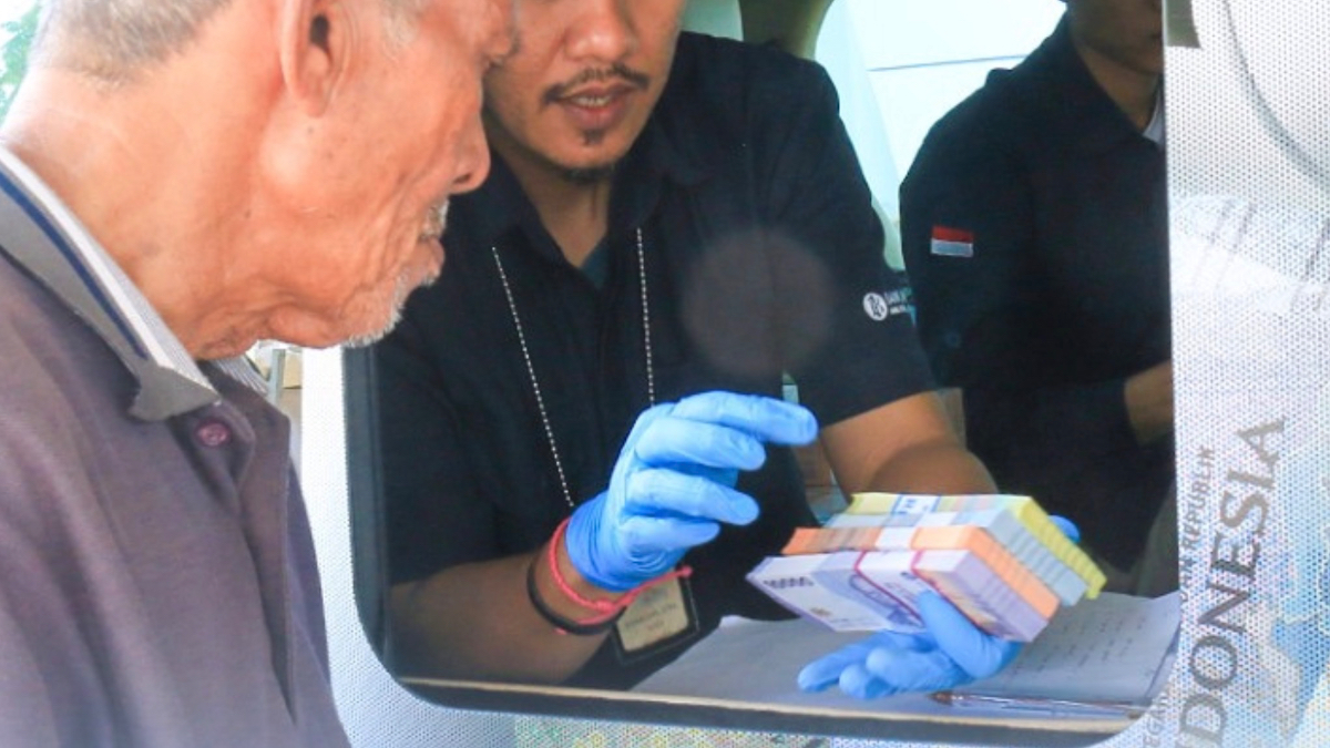 Ilustrasi: Penyaluran bantuan sosial (bansos) ke penerima manfaat.