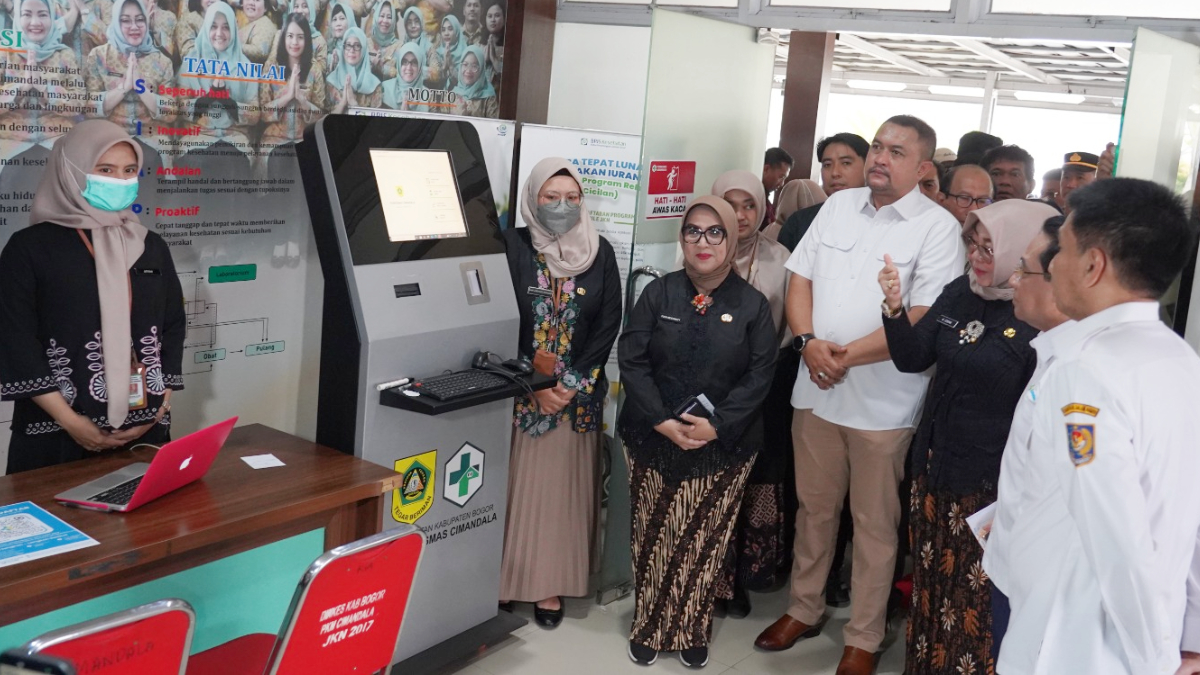 Bupati Bogor Rudy Susmanto saat mengunjungi Puskesmas Cimandala, Kecamatan Sukaraja bersama&nbsp;perwakilan Kementerian Kesehatan dan Kementerian Dalam Negeri.
