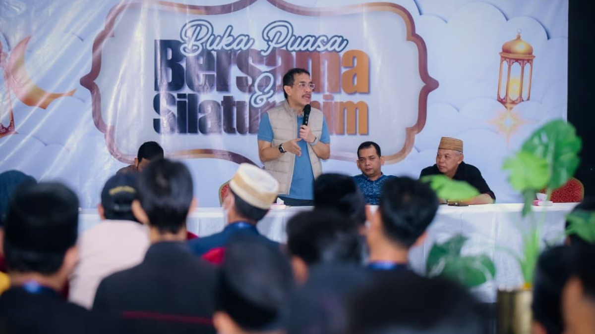 Anggota DPR RI, Asep Wahyuwijaya saat memberikan sambutan depan warga di&nbsp;Aula Kampung Febri, Kecamatan Cibungbulang, Sabtu 28 Februari 2026.