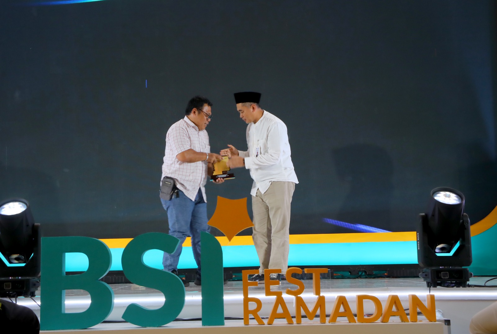 RCEO Regional Office V Jakarta 2 BSI SyariahDeden Durachman membuka acara BSI Fest Ramadan di CCM, Cibinong, Kabupaten Bogor. 