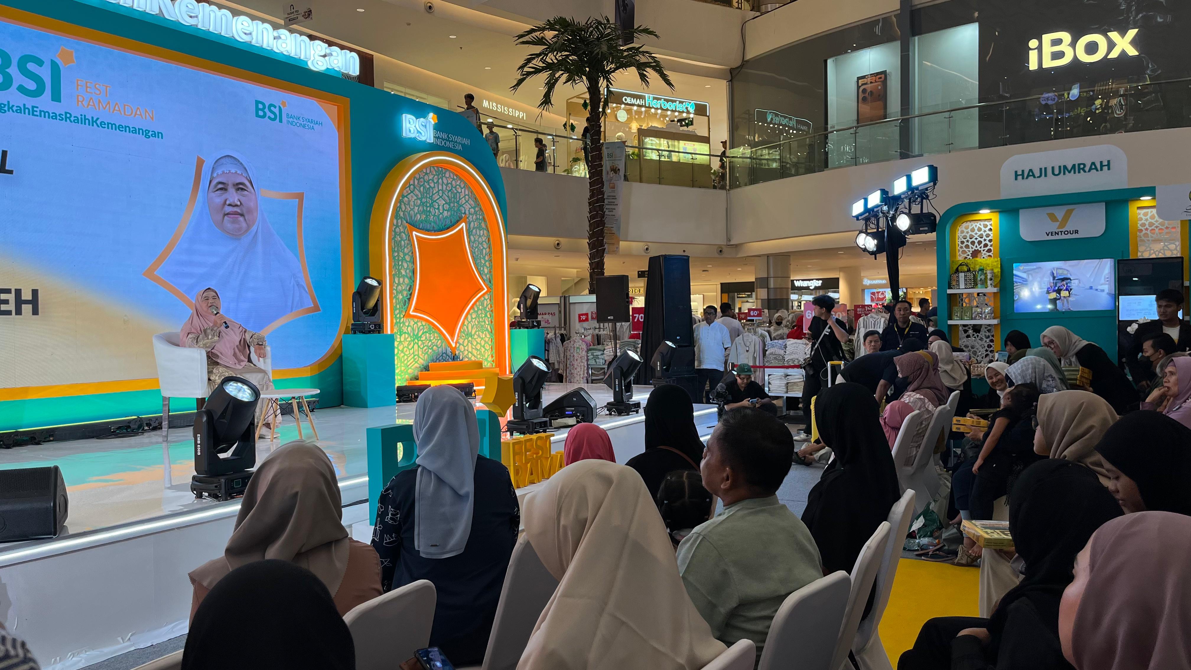 Penceramah kondang, Mamah Dedeh saat memberikan tausiyah dalam kegiatan BSI Fest Ramadhan di CCM, Kecamatan Cibinong, Kabupaten Bogor, Sabtu 28 Februari 2026.