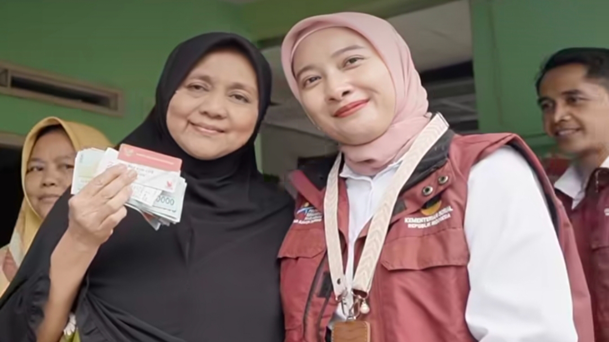 Ilustrai KPM mencairkan bansos ditemani pendamping sosial.