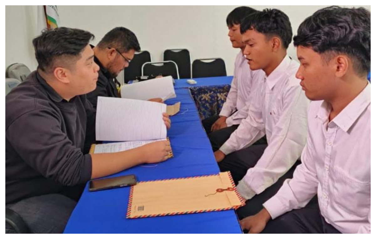 Siswa SMK Ash Shoheh 1 Citeureup, saat menjalani interview setelah melakukan teken MoU dengan PT Karya Mitra Seraya.