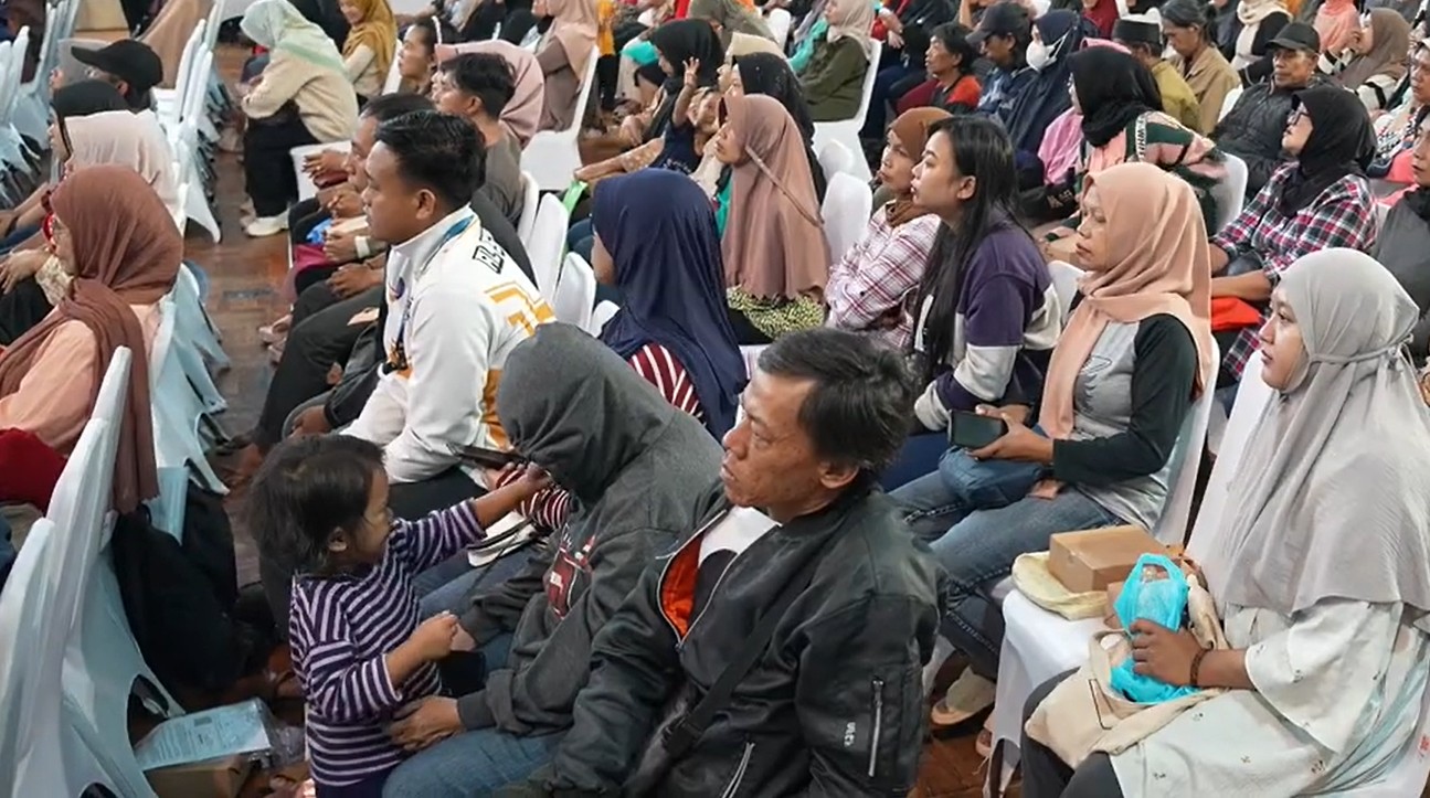 Sejumlah KPM sedang menanti pencairan BLTS Kesra melalui PT Pos Indonesia