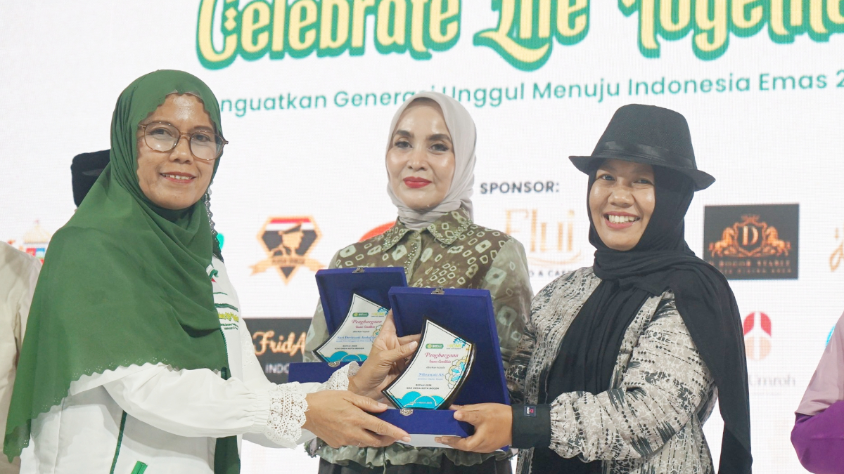 Ketua TP PKK Kota Bogor Yantie Rachim (tengah) dan CEO Radar Bogor Nihrawati AS (paling kanan) hadir pada penutupan BIIFest 2026 di Kota Bogor.