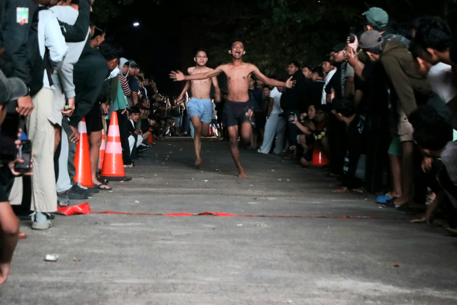 Peserta Dashrun beradu cepat di kawasan Stadion Gelora Pakansari, Kecamatan Cibinong, Kabupaten Bogor. 