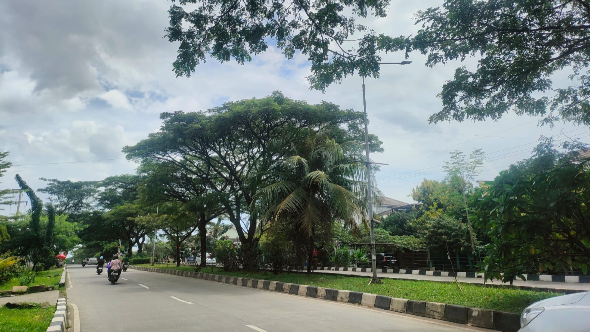 Kondisi ruas Jalan GDC Depok Minggu, 1 Maret 2026 steril dari bendera partai setelah Gubernur Jawa Barat Dedi Mulyadi melapor ke Tim Maung ASRI Depok.