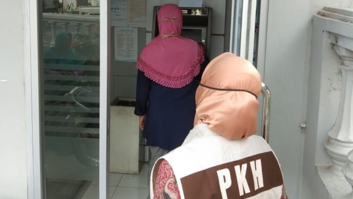Ilustrasi KPM mencairkan bansos BPNT Rp600.000