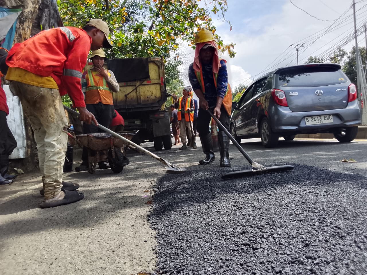 Perbaikan jalan berlubang d Ruas Jalan Raya Jakarta-Bogor, Kota Depok, Minggu 1 Maret 2026.