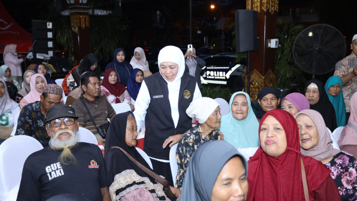 Gubernur Jawa Timur Khofifah saat bersama KPM penerima bansos PKH BPNT.
