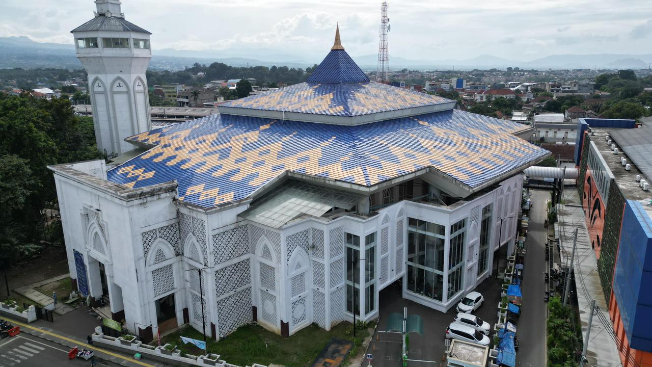 Pantauan Udara bangunan Masjid Agung Al Isra Kota Bogor. 