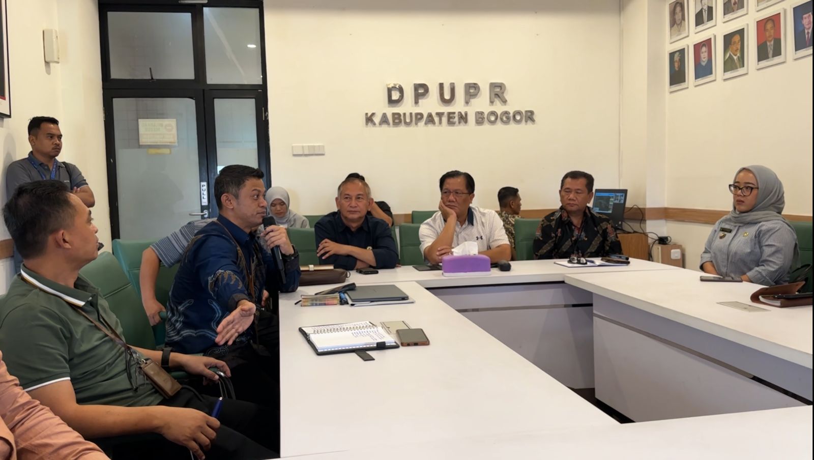 Rapat pembahasan perbaikan jalan oleh Dinas Pekerjaan Umum dan BBWS Kabupaten Bogor. 