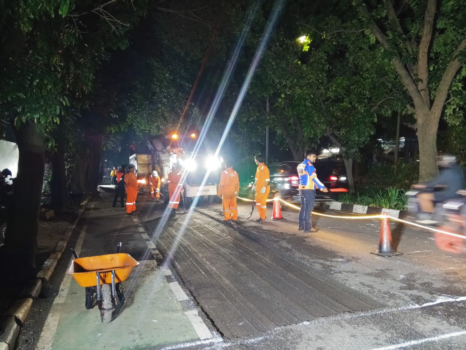 Proses penambalan jalan nasional di Jalan Raya Pajajaran, Kota Bogor, Sabtu 28 Februari 2026 malam. 