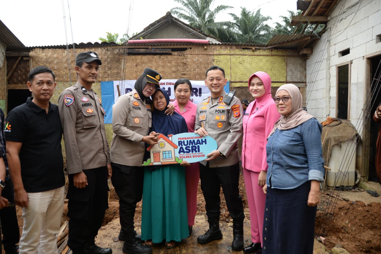 Jajaran Polres Bogor saat meninjau langsung program ASRI perbaikan rumah tidak layak huni milik warga.