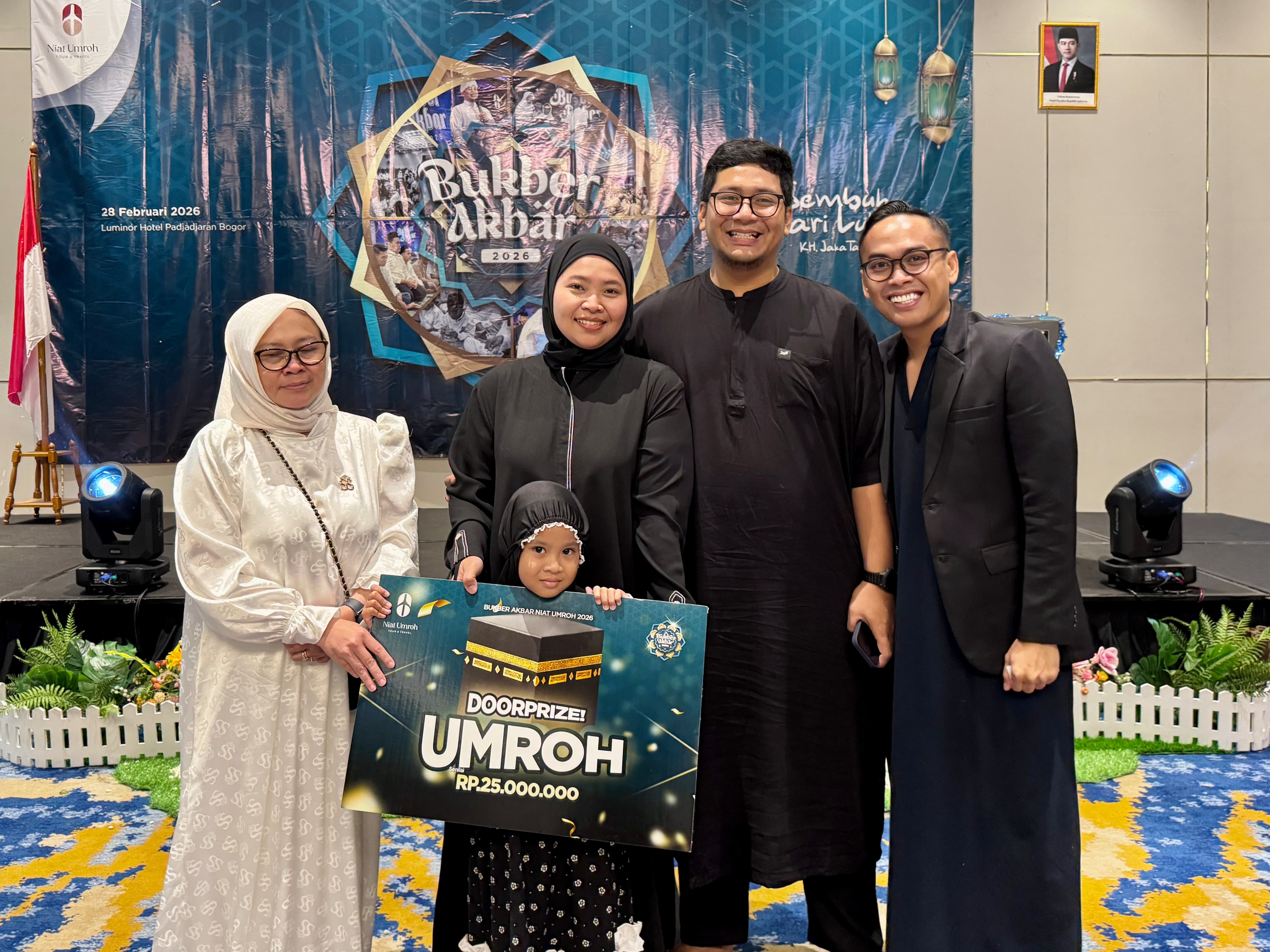 Penyerahan hadiah door price umroh Travel Niat Umroh dalam Bukber Akbar di Luminor Hotel Padjadjaran. 