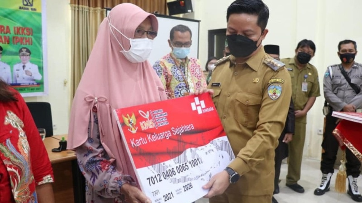 Ilustrasi. Penyerahan KKS ke KPM bansos PKH BPNT secara simbolis.