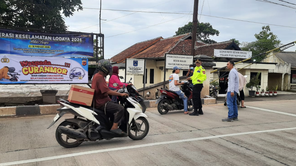 Polsek Parungpanjang membagikan kunci ganda gratis kepada masyarakat.