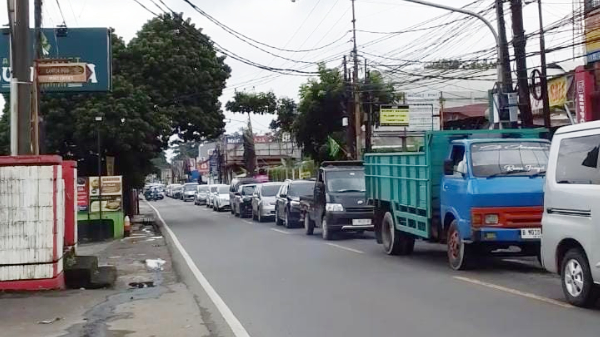 Kemacetan terjadi di ruas Jalan Sawangan, Kota Depok.