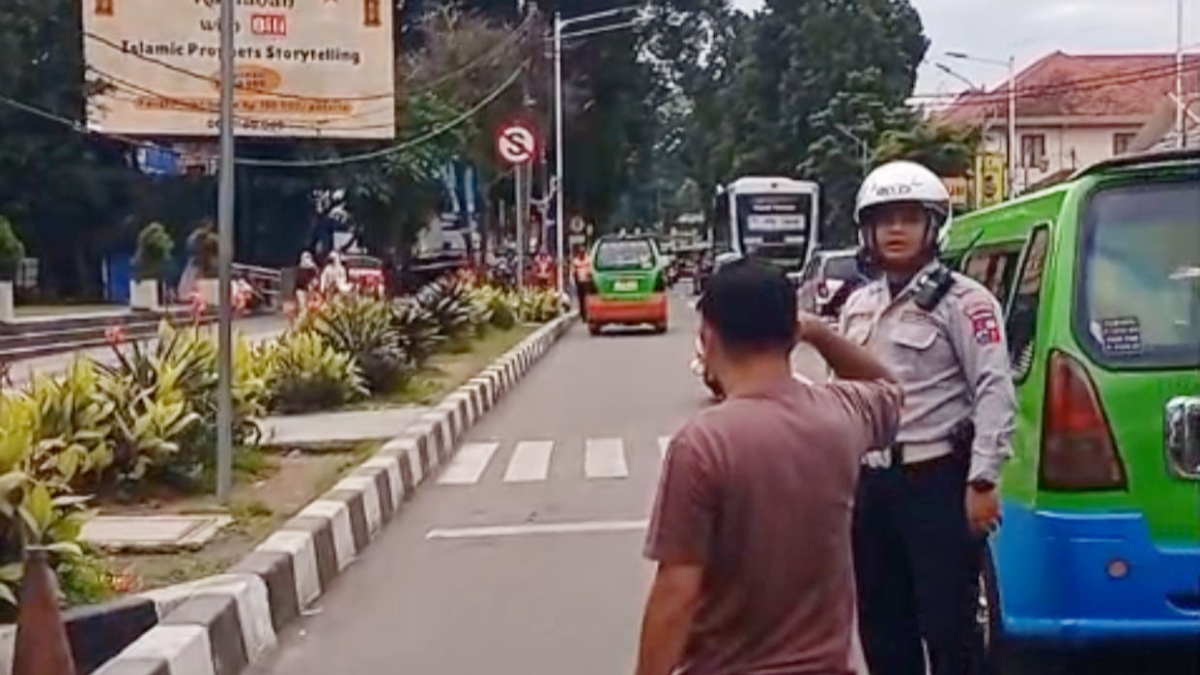 Sopir angkot dihukum hormat imbas ngetem sembarangan di Alun-Alun Kota Bogor.