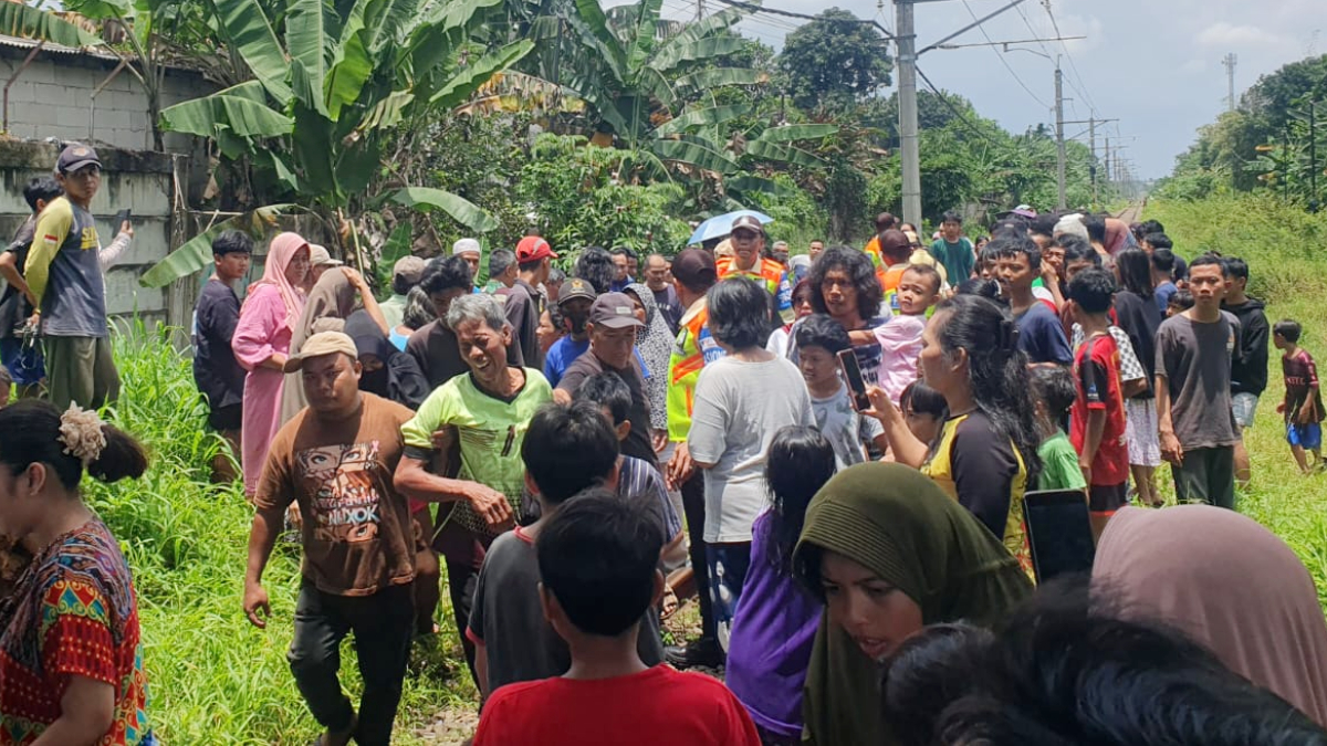 Warga berkerumun di lokasi meninggalnya pria yang tertemper kereta di Cibinong, Kabupaten Bogor.