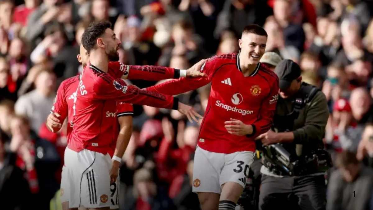 Benjamin Sesko dan para pemain Manchester United merayakan gol kemenangan atas Crystal Palace