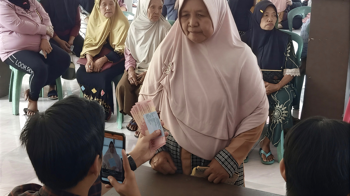 Ilustrasi KPM bansos menerima pencairan dana bantuan sosial dari petugas.