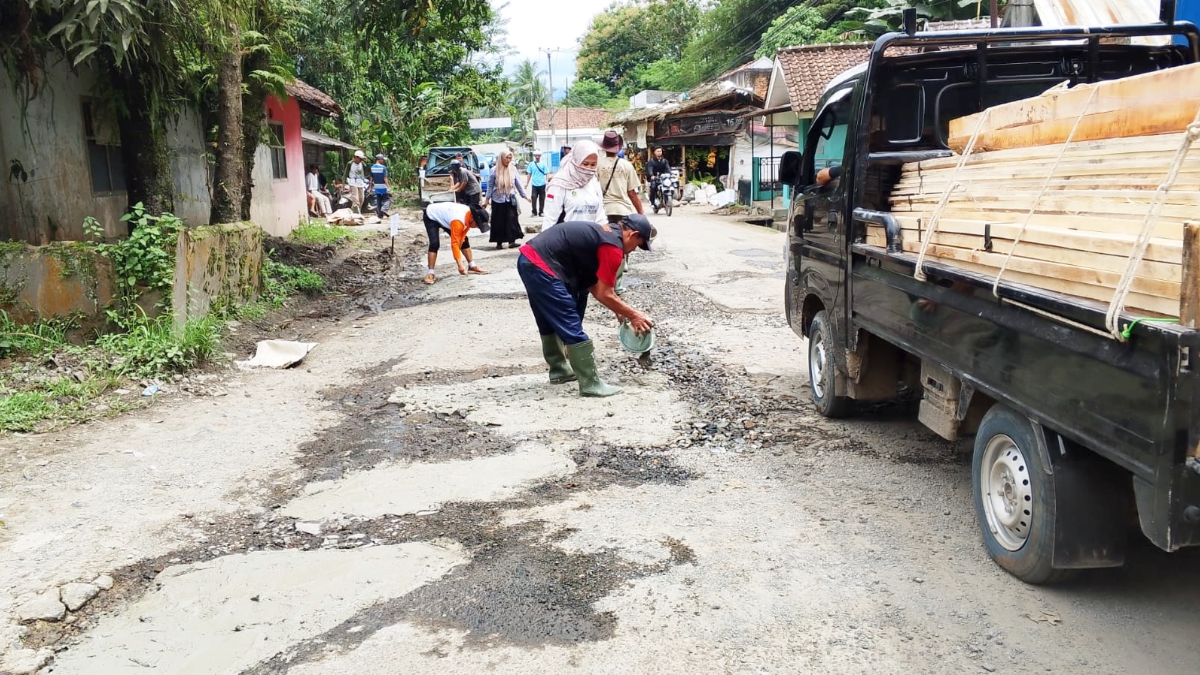 Warga secara swadaya memperbaiki Jalan Ace Tabrani, di Kecamatan Nanggung Kabupaten Bogor, Senin, 2 Maret 2026.
