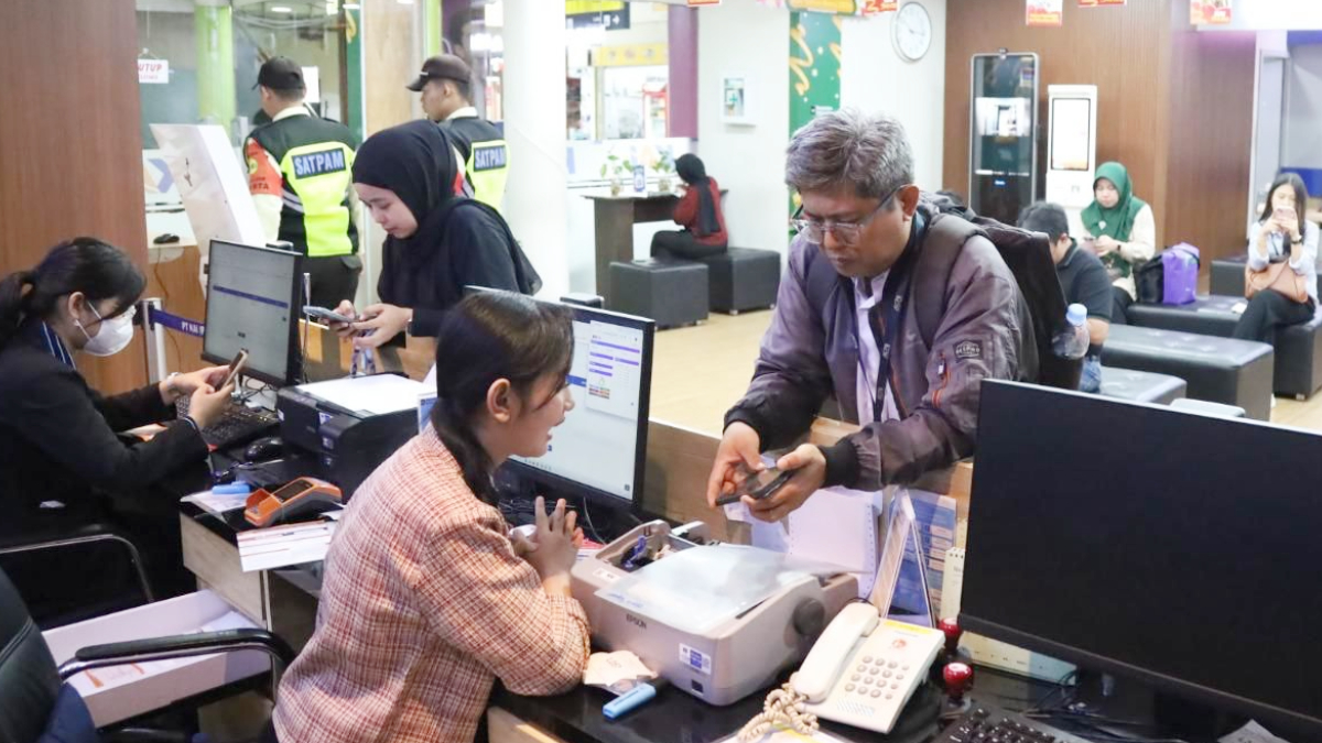 PT Kereta Api Indonesia (Persero) Daerah Operasi 1 Jakarta melayani masyarakat yang melakukan perjalanan jelang Lebaran.