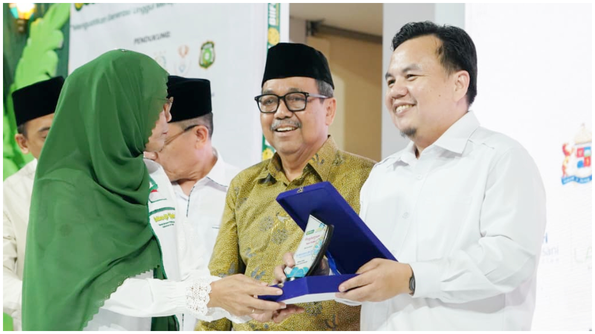 Ketua DPRD Kota Bogor Adityawarman Adil saat menerima penghargaan Kepemimpinan Publik dalam puncak acara BiiFest 2026 di Botani Square, Minggu 1 Maret 2026.