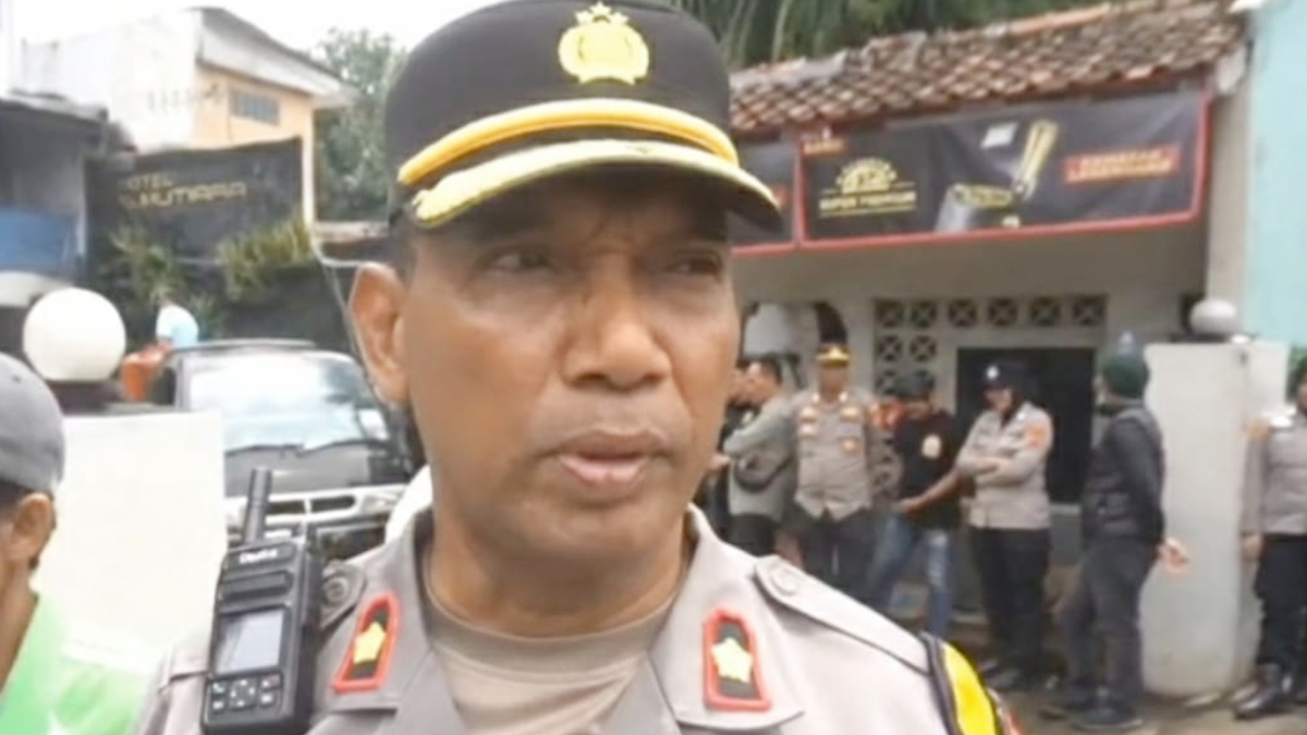 Kapolsek Cileungsi Kompol Edison saat menyampaikan keterangan.