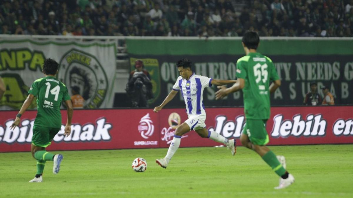 Pertandingan antara Persib Bandung vs Persebaya Surabaya.