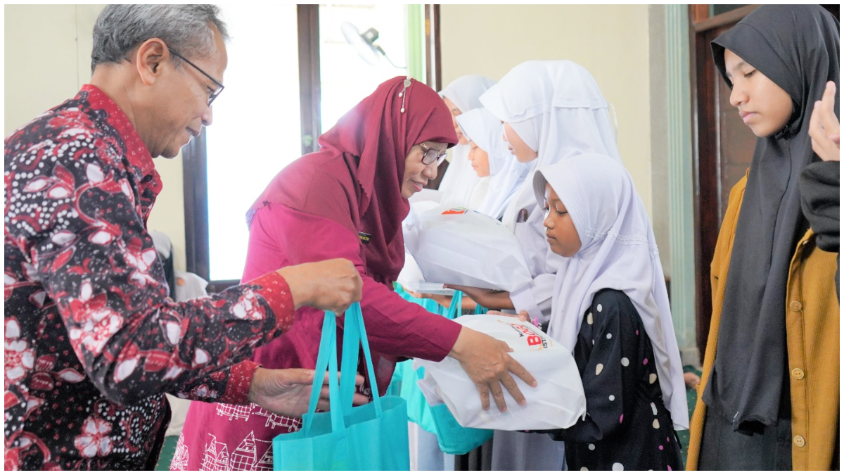 Direktur Utama RSUD R Moh Noh Nur, dr. Vitrie Winastri, S.H., M.A.R.S., saat menyerahkan santukan kepada anak yatim.