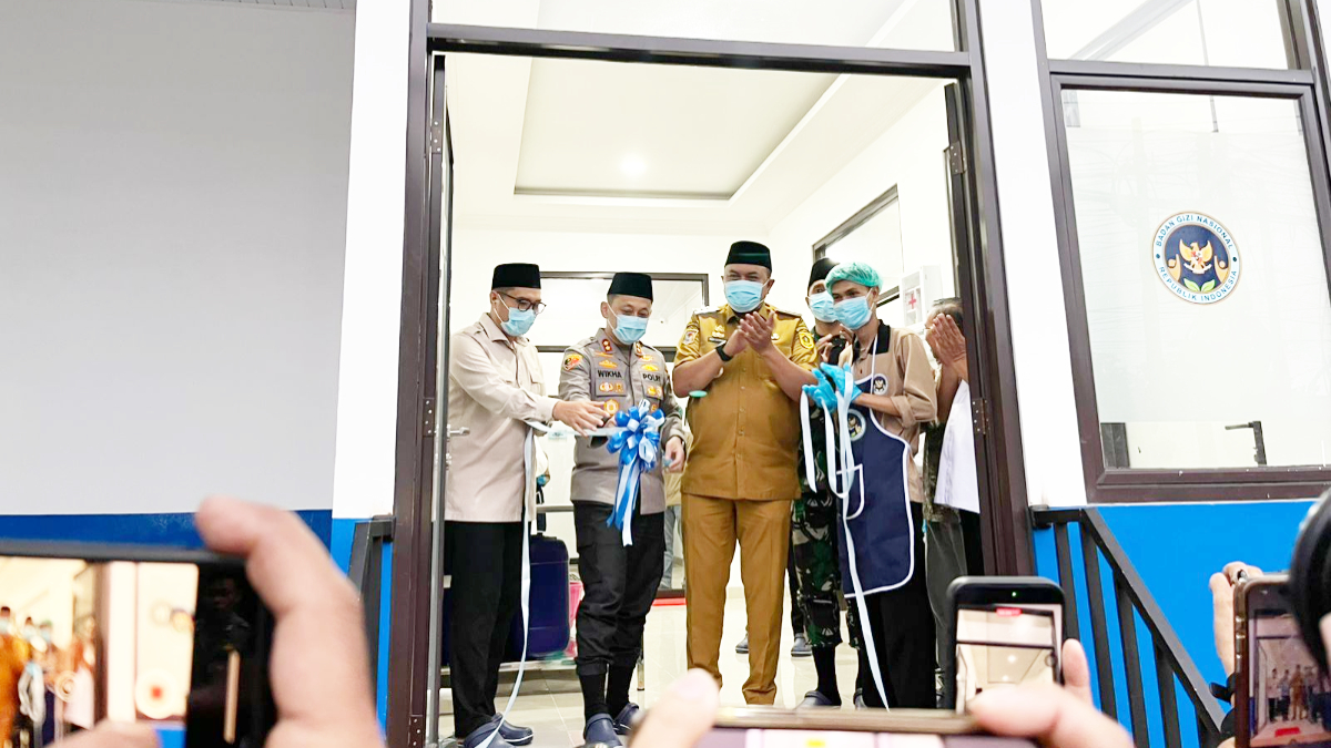 Bupati Bogor Rudy Susmanto bersama Kapolres Bogor AKBP Wikha Ardilestanto meresmikan SPPG 9 Polres Bogor di Desa Sukamaju, Cibungbulang, Senin, 2 Maret 2026.