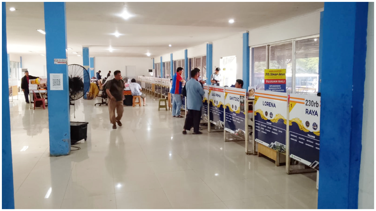 Suasana loket penjualan tiket bus di Terminal Jatijajar Kota Depok. Warga saat ini mulai berburu program mudik gratis. 