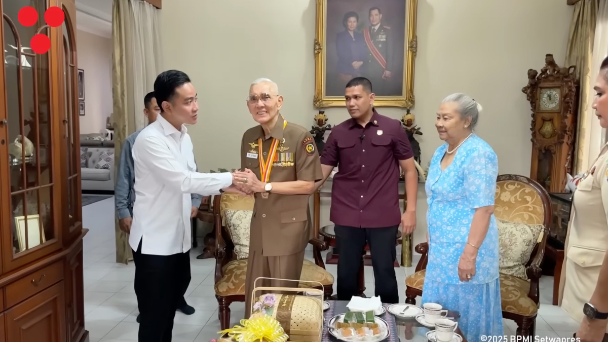 Wakil Presiden Gibran Rakabuming Raka saat mengunjungi kediaman Try Sutrisno.