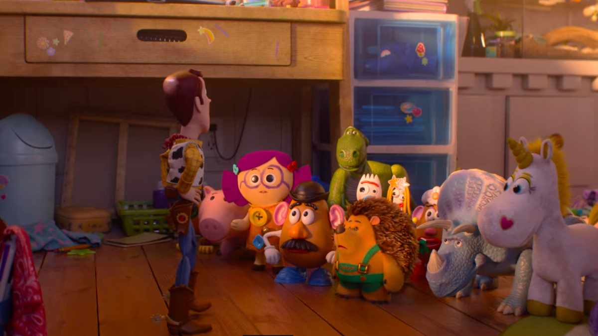 Cuplikan yang menampilkan kebotakan rambut Woody dalam trailer Toy Story 5.