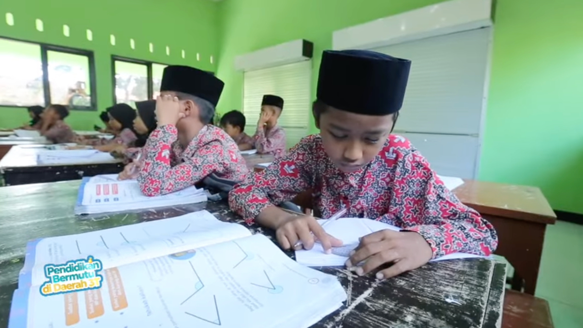 Ilustrasi anak SD kerjakan latihan soal pada simulasi TKA.