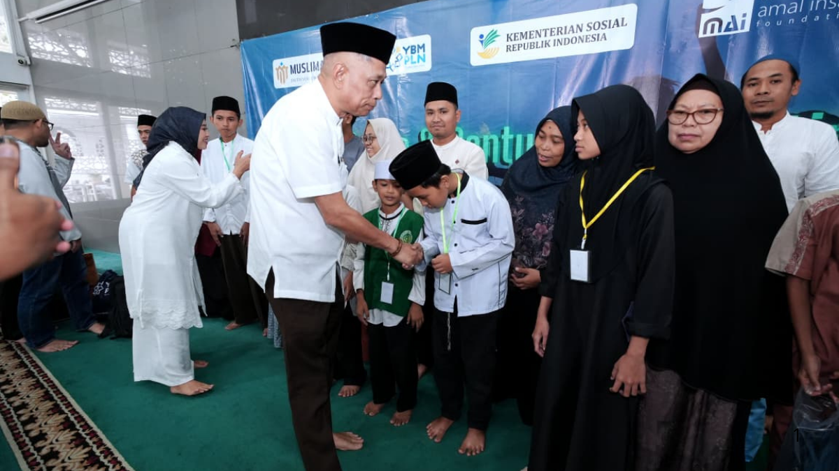 Agus Jabo Priyono selaku Wakil Menteri Sosial tampak menyalami para anak yatim.