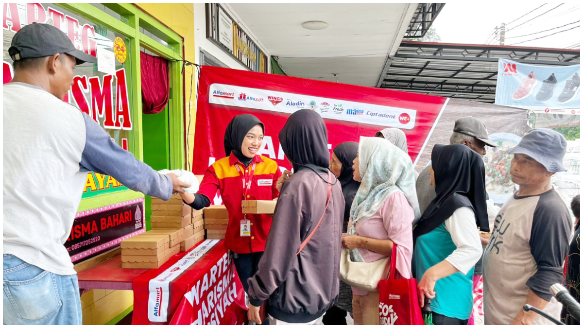 Pembagian makanan berbuka puasa pada program Warteg Gratis Ramadhan 2026 dari Alfamart.
