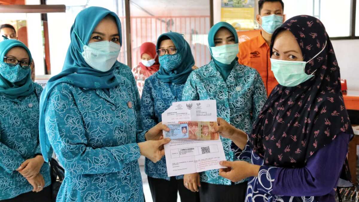 Penyaluran bansos kepada KPM.