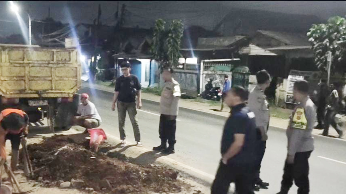 Polsek Cileungsi menangkap 8 orang diduga sebagai pelaku pencurian kabel Telkom di Cileungsi, Kabupaten Bogor.