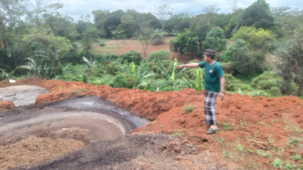 Warga mendatangi lokasi peternakan ayam petelur di Kampung Lebak Ela, Desa Cidokom, Kecamatan Rumpin, Kabupaten Bogor. 