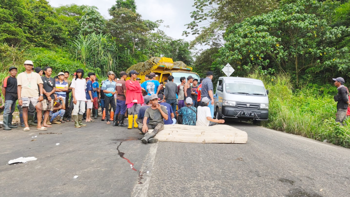 Penutupan akses ke TPA Galuga Kabupaten Bogor dihadang pemulung pada Senin, 2 Maret 2026.