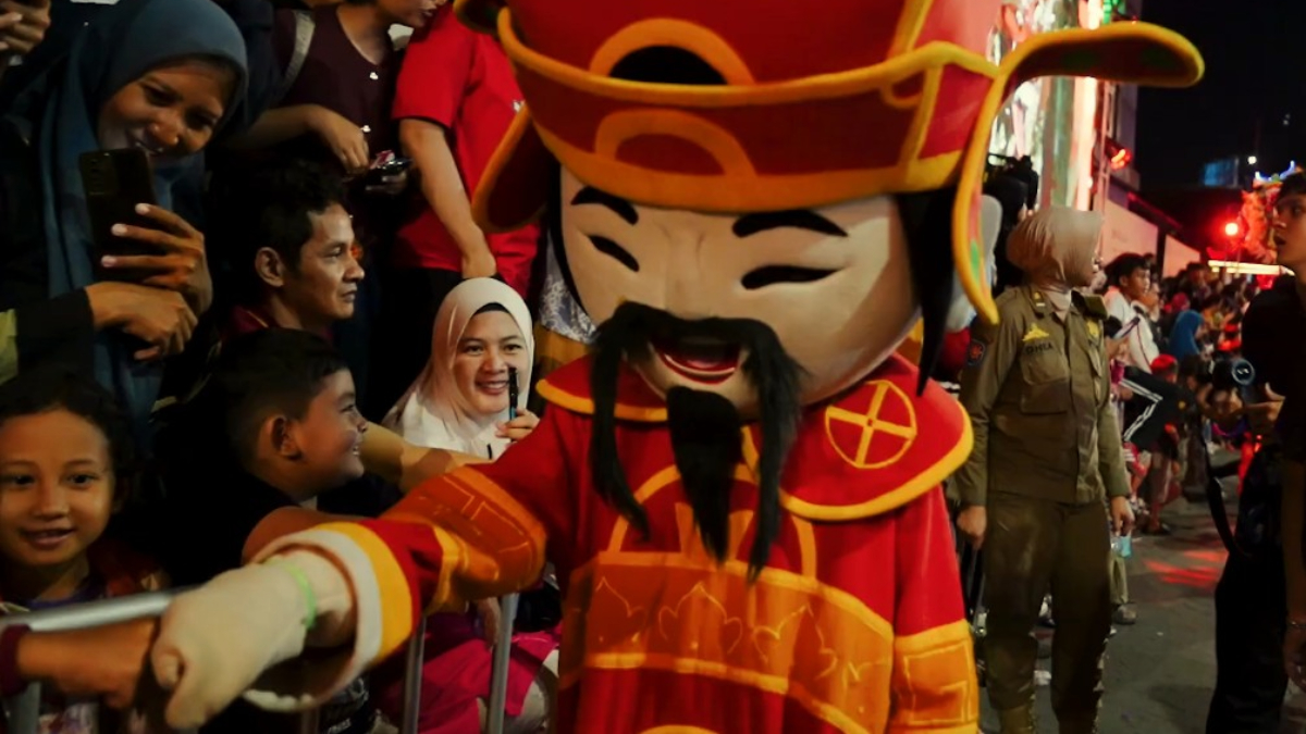 Berbagai lapisan masyarakat antusias melihat CGM Bogor Street Festival di jalan Suryakencana.