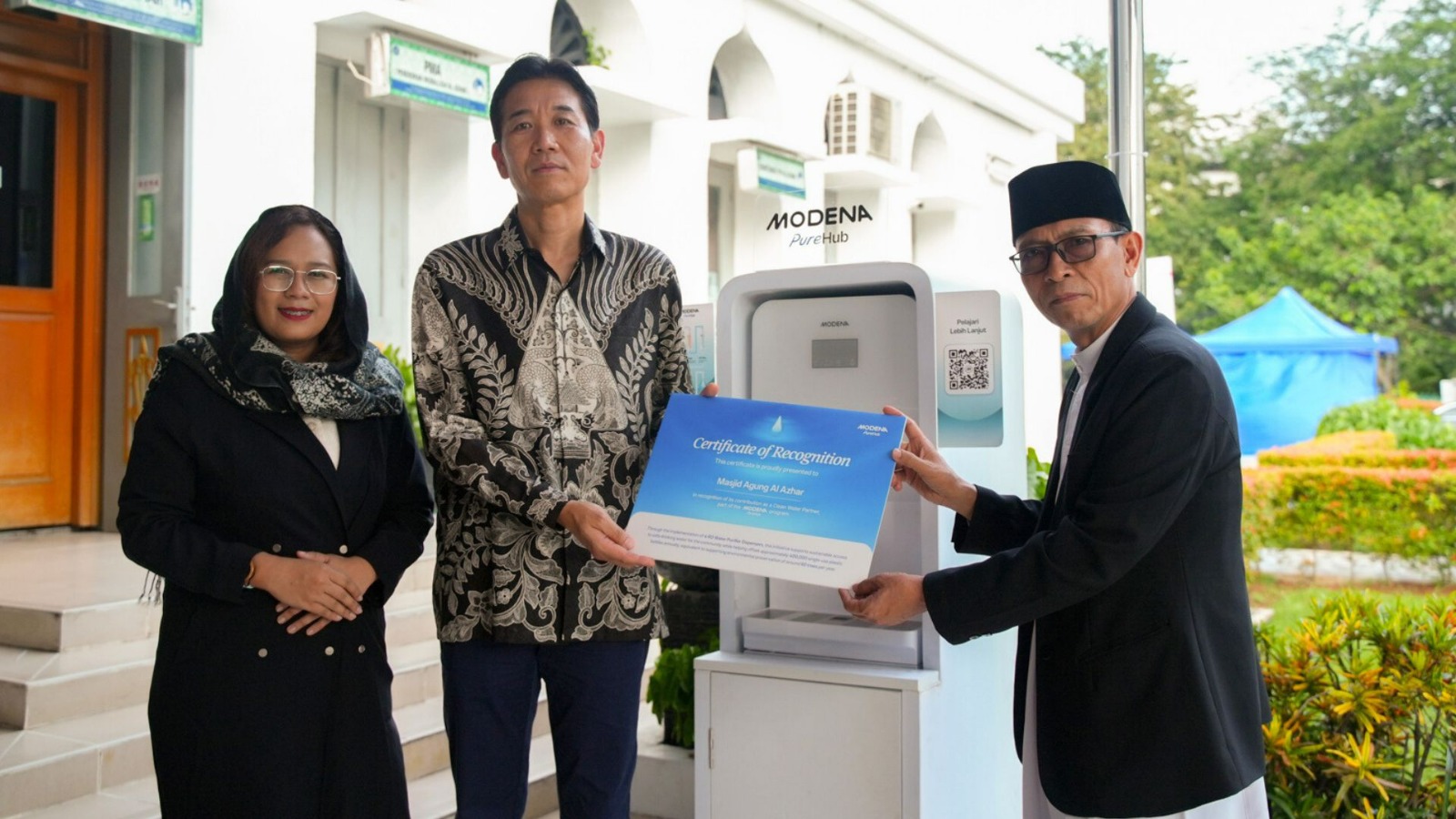 Penyediaan titik air minum gratis di sejumlah masjid lewat program MODENA Pure Hub.
