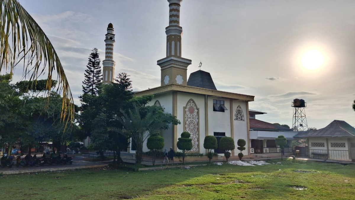 Masjid Al Manshurunal Muqorrobun di Cileungsi Kabupaten Bogor memiliki sejarah perjalanan panjang.