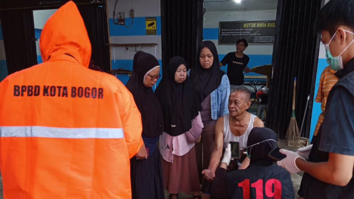 Penanganan pemilik Warung Soto Mie yang terbakar di Mekarwangi, Bogor.