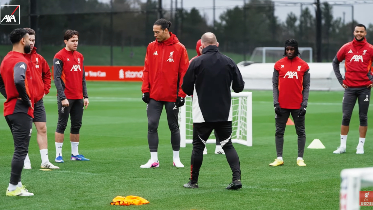 Para pemain Liverpool tengah berlatih. Dini hari besok, mereka bertanding melawan Wolverhampton Wanderers.